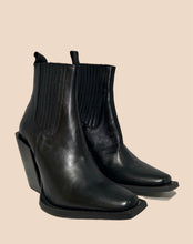 Load image into Gallery viewer, John Fluevog Iconic Diana Shoe Size 7