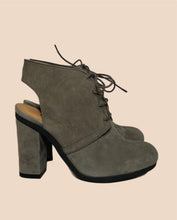 Load image into Gallery viewer, Maison Margiela Gray Slingback Heels Size 37
