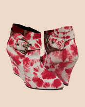 Load image into Gallery viewer, Elyse Walker Los Angeles Tie Dye Suede Heels
