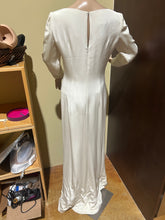 Load image into Gallery viewer, Sunny Choi Silk Simple Ivory Wedding Dress Size IT 42/ US 6/8