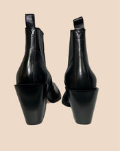 Load image into Gallery viewer, John Fluevog Iconic Diana Shoe Size 7
