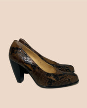 Load image into Gallery viewer, Walter Steiger Snakeskin Pumps Size 7
