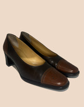 Load image into Gallery viewer, Alexander Nicolette Brown and Black Pumps Size 39
