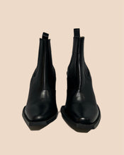 Load image into Gallery viewer, John Fluevog Iconic Diana Shoe Size 7
