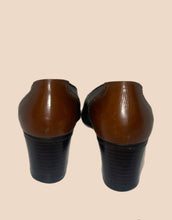 Load image into Gallery viewer, Alexander Nicolette Brown and Black Pumps Size 39
