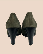 Load image into Gallery viewer, Maude Frizon Green Suede Shoes Size 37.5

