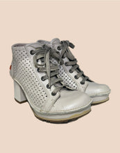 Load image into Gallery viewer, The Art Company Punched White Leather Heel Size 37
