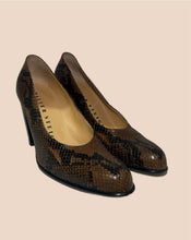 Load image into Gallery viewer, Walter Steiger Snakeskin Pumps Size 7
