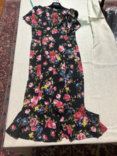 Load image into Gallery viewer, Dolce Gabbana Floral Knee Length Dress Size US 2/ IT 40
