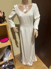 Load image into Gallery viewer, Sunny Choi Silk Simple Ivory Wedding Dress Size IT 42/ US 6/8
