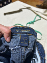 Load image into Gallery viewer, Abercrombie &amp; Fitch Low Rise Y2K Capri Size 4
