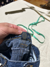 Load image into Gallery viewer, Abercrombie &amp; Fitch Low Rise Y2K Capri Size 4
