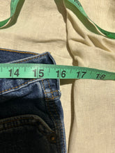 Load image into Gallery viewer, Abercrombie &amp; Fitch Low Rise Y2K Capri Size 4

