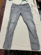 Load image into Gallery viewer, Manila Grace Gray Skinny Jeans Size 30

