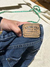 Load image into Gallery viewer, Vintage Levi's Blue Jeans Size 32
