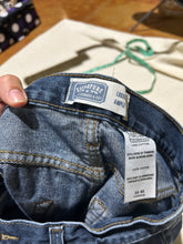 Load image into Gallery viewer, Vintage Levi's Blue Jeans Size 32
