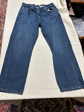 Load image into Gallery viewer, Vintage Levi's Blue Jeans Size 32
