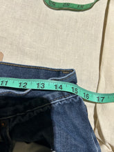Load image into Gallery viewer, Vintage Levi's Blue Jeans Size 32
