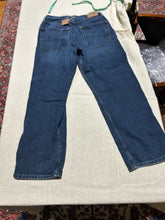 Load image into Gallery viewer, Vintage Levi's Blue Jeans Size 32
