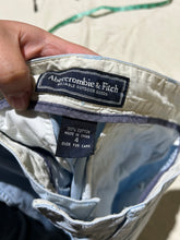 Load image into Gallery viewer, Vintage Abercrombie and Fitch 100% Cotton Light Blue Capris Size 4
