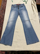 Load image into Gallery viewer, Vintage Parasuco Distressed Jeans Size 27
