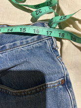Load image into Gallery viewer, Vintage Levi's Stonewash Baggy Jeans Size 34

