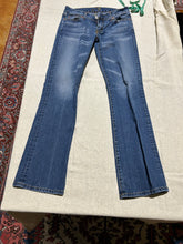 Load image into Gallery viewer, Vintage Seven7 Mid Wash Low Waist Jeans Size 6

