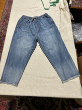 Load image into Gallery viewer, Aitalian stretch drawstring Capri Jeans Size 6
