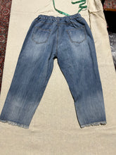 Load image into Gallery viewer, Aitalian stretch drawstring Capri Jeans Size 6
