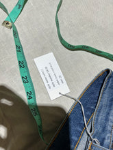 Load image into Gallery viewer, 6397 Stonewash Faded Jeans Size 28
