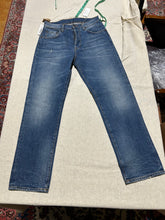 Load image into Gallery viewer, 6397 Stonewash Faded Jeans Size 28
