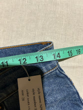 Load image into Gallery viewer, 6397 Stonewash Faded Jeans Size 28
