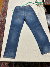 Load image into Gallery viewer, 6397 Stonewash Faded Jeans Size 28
