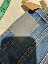 Load image into Gallery viewer, 6397 Stonewash Faded Jeans Size 28
