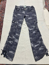 Load image into Gallery viewer, 725 Originals Y2K Midrise Gray Camo Pants Size 28

