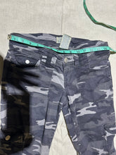 Load image into Gallery viewer, 725 Originals Y2K Midrise Gray Camo Pants Size 28
