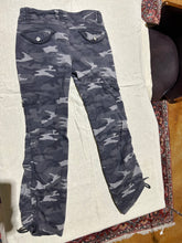 Load image into Gallery viewer, 725 Originals Y2K Midrise Gray Camo Pants Size 28
