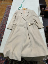 Load image into Gallery viewer, Vintage Beige Wool Coat Size M/L
