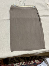 Load image into Gallery viewer, Stretchy Vintage Skirt Knee Length Size 6
