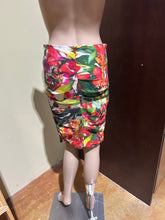 Load image into Gallery viewer, Nicole Miller Atelier Knee Length Floral Skirt Size 6
