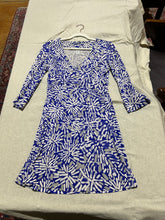 Load image into Gallery viewer, Diane von Furstenberg 100% Silk Blue And White Patterned Mini Dress Size 8
