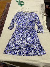 Load image into Gallery viewer, Diane von Furstenberg 100% Silk Blue And White Patterned Mini Dress Size 8
